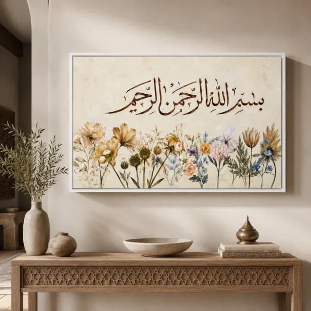 بركة الزهور بإطار أبيض فوق طاولة جانبية خشبي في مدخل هادئ