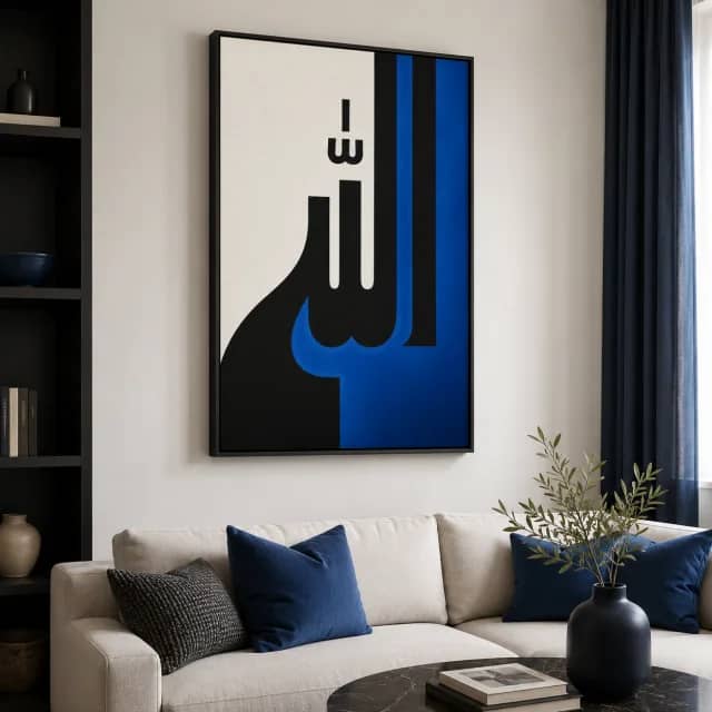 سكينة الأزرق العميق معلقة فوق أريكة فاتحة بإطار أسود عائم